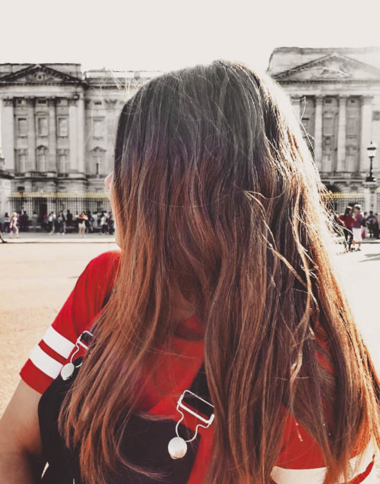 IMG_20181015_194708_806-2 girl with red shirt looking at the Buckingham Palace in London